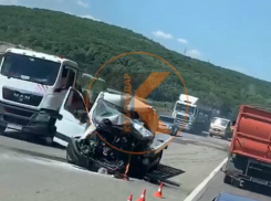 На западе Кубани эвакуатор столкнулся с грузовиком, пострадали три человека