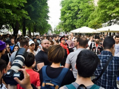 Краснодарцы организовали шествие против пенсионной реформы: их автобусами отвозят в полицию