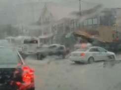 Ураган с ливнем повалил деревья и затопил дороги в посёлке Дагомыс