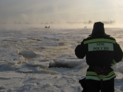 Сто рыбаков на отколовшейся льдине унесло в Азовское море