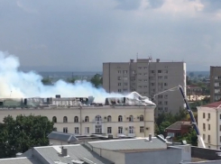 Дорогу рядом с горящим жилым домом в Краснодаре перекрыли для троллейбусов