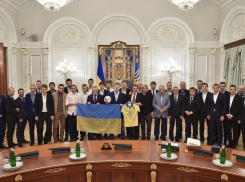 Порошенко выдал игроку «Кубани» Евгению Селезневу пистолет