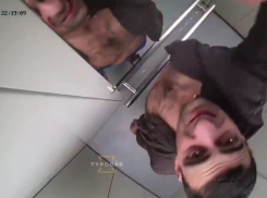 Бой с тенью: неадекватный краснодарец подрался с зеркалом и камерой лифта