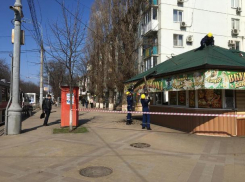 В Краснодаре снесли еще один незаконно построенный торговый ларек 
