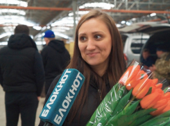 Ажиотаж на крупном цветочном рынке в Краснодаре перед 8 Марта сняли на видео