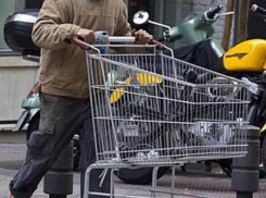 В Краснодаре мужчина украл продуктовые тележки для разведения кроликов