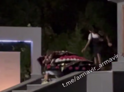 В Армавире дети устроили игры с венками на братской могиле