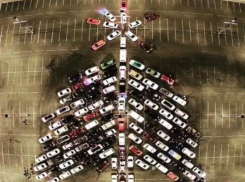 Краснодарцы составили огромную елку из автомобилей