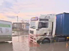 Два грузовика утонули в огромной луже в Краснодаре  