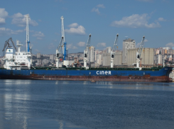 В Туапсе произошел разлив нефти в Черном море при заправке мальтийского судна 