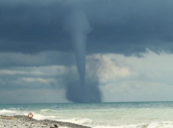  Отдыхающих на курортах Кубани предупредили о волнении моря и формировании смерчей 