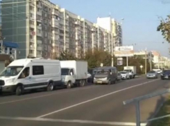 Автомобилисты, паркующиеся на выделенке  в ЮМР, разделили краснодарцев на два лагеря 