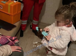 Грозившего выкинуть трехлетнюю дочку из окна в ЖК «Панорама» отца оштрафовали и отправили лечиться от наркомании