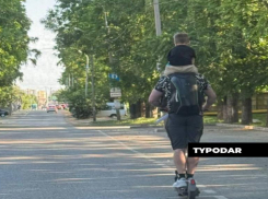 Краснодарец посадил ребенка на плечи и катался с ним на самокате