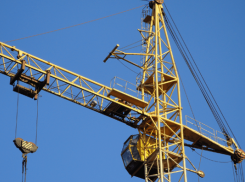 На рабочего в Новороссийске с подъемного крана упала арматура