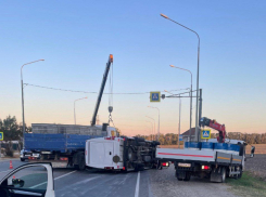 Микроавтобус с людьми перевернулся в Краснодарском крае