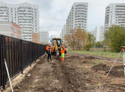 Лучше поздно, чем никогда: рабочие начали строительство тротуара возле школы № 71 в Краснодаре