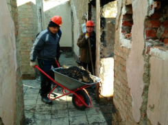 Из краснодарского дома-самостроя вывезли почти 300 кубометров горелого мусора