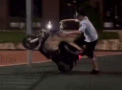 Трюкача-мопедиста в форме сотрудника МВД ищут в Краснодарском крае 