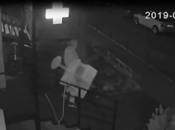 В Краснодаре грабитель унес домик для кота из ветаптеки﻿