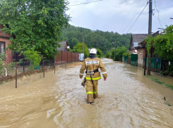 Дождь привел к выходу рек из берегов на Кубани и подтоплению частных домов