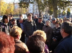 В Краснодаре рабочие со слезами просят выплатить им долги по зарплате