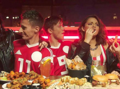 Группа Serebro спародировала Кокорина и «краснодарца» Мамаева в своем новом клипе