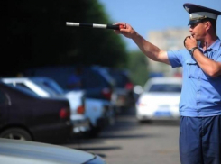 Полиция Краснодара ищет доставщика еды, плюнувшего в гаишника после удара по голове