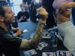 Федор Смолов расписался на теле сексапильной брюнетки в Краснодаре 