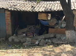 В Краснодаре детей завалило обрушившейся кирпичной стеной 