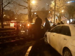 «Навигатор приказал, я и поехала» - водитель застряла на рельсах в Краснодаре