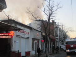 В центре Краснодара сгорела кровля магазина