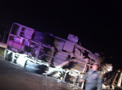 В Краснодарском крае перевернулся автобус в ДТП с «КАМАЗом» и «Нивой»