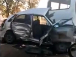 В страшной аварии под Краснодаром под фурой смяло «четырнадцатую» 