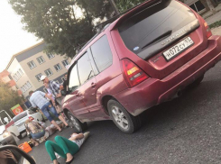 В Краснодаре водитель «Субару» сбил двух девушек на «зебре»