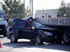 В Новой Адыгее легковушку смяло в результате ДТП