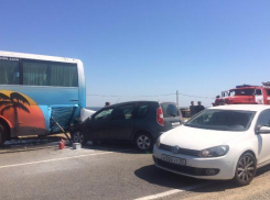 Пассажирский автобус попал в ДТП на Кубани