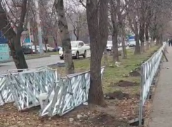 «Дети ходят в темноте, а они забор ставят»: краснодарцы не оценили новое ограждение