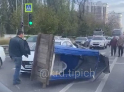 В Краснодаре биотуалет упал на машину