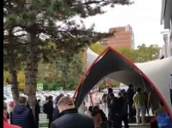 В Краснодаре посетителей МФЦ на Зиповской эвакуировали из-за подозрительной сумки