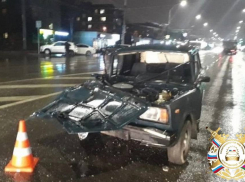 В Краснодаре 17-летний бесправник на жигулях врезался в автобус