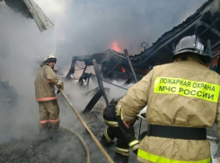 На Кубани произошел крупный пожар в производственном цехе