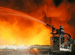 В Сочи горит крыша трехэтажного жилого дома 