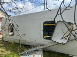 Появились кадры опрокинувшегося в Краснодаре автобуса с пассажирами