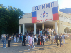 На обещанный запрещенный властями концерт «Ночных снайперов» в Краснодаре стоят в очереди сотни человек