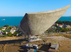 «Памятник бессмертному подвигу превратили в кладбище»: 90-летний скульптор спасает мемориал «Парус» от уничтожения