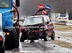 В Армавире столкнулись автобус и иномарка, погибла женщина