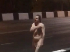 Голый мужчина прошел мимо поста ДПС на мосту в Краснодаре