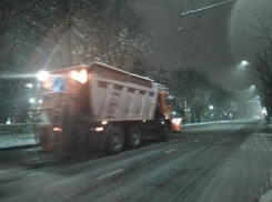  За ночь на улицы Краснодара высыпали 100 тонн песчано-соляной смеси 