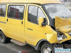 На Кубани при столкновении «КамАЗа» и маршрутного такси пострадали два человека